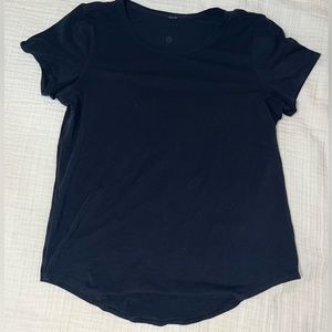 black lululemon shirt